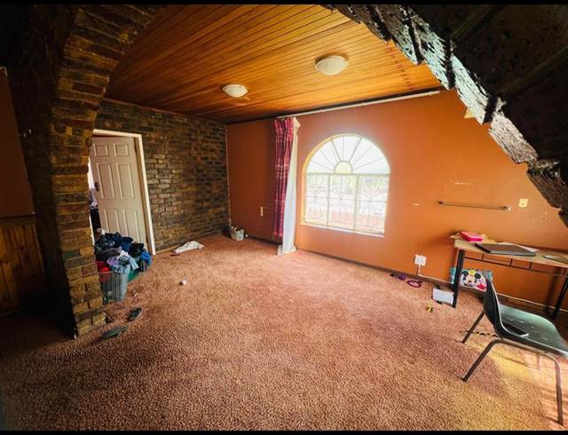 8 BEDROOM HOUSE FOR SALE IN LAUDIUM